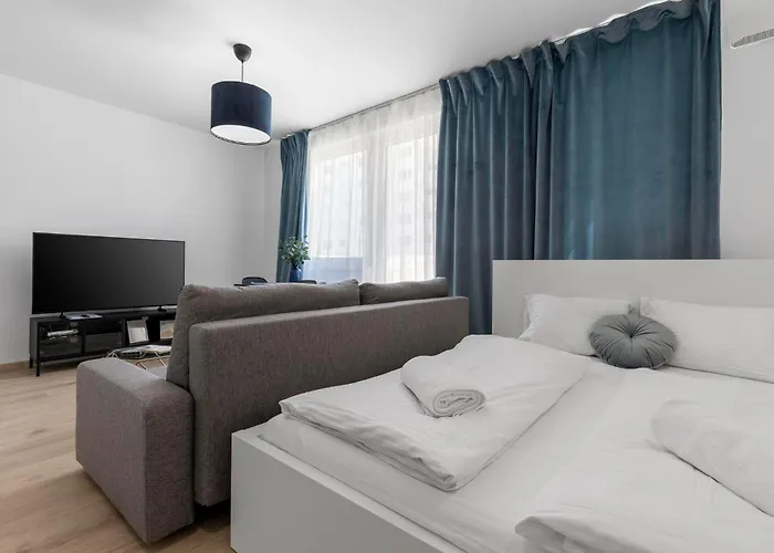 Blue Moon With Free Parking 브라티슬라바