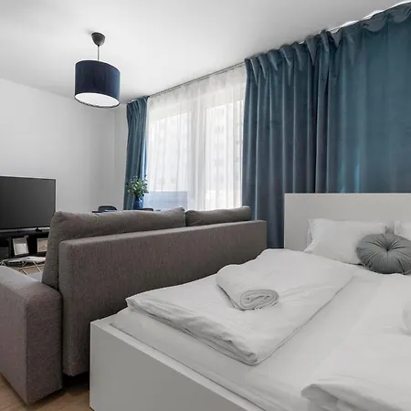 Blue Moon With Free Parking Pressburg