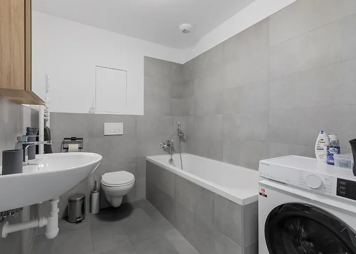 Blue Moon With Free Parking * براتسيلافا